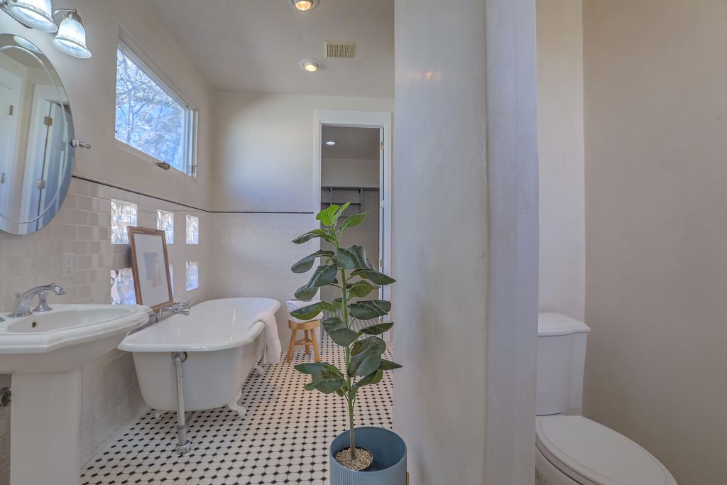 Image 49 of property listing at 812 Vassar Drive SE, Albuquerque, NM 87106