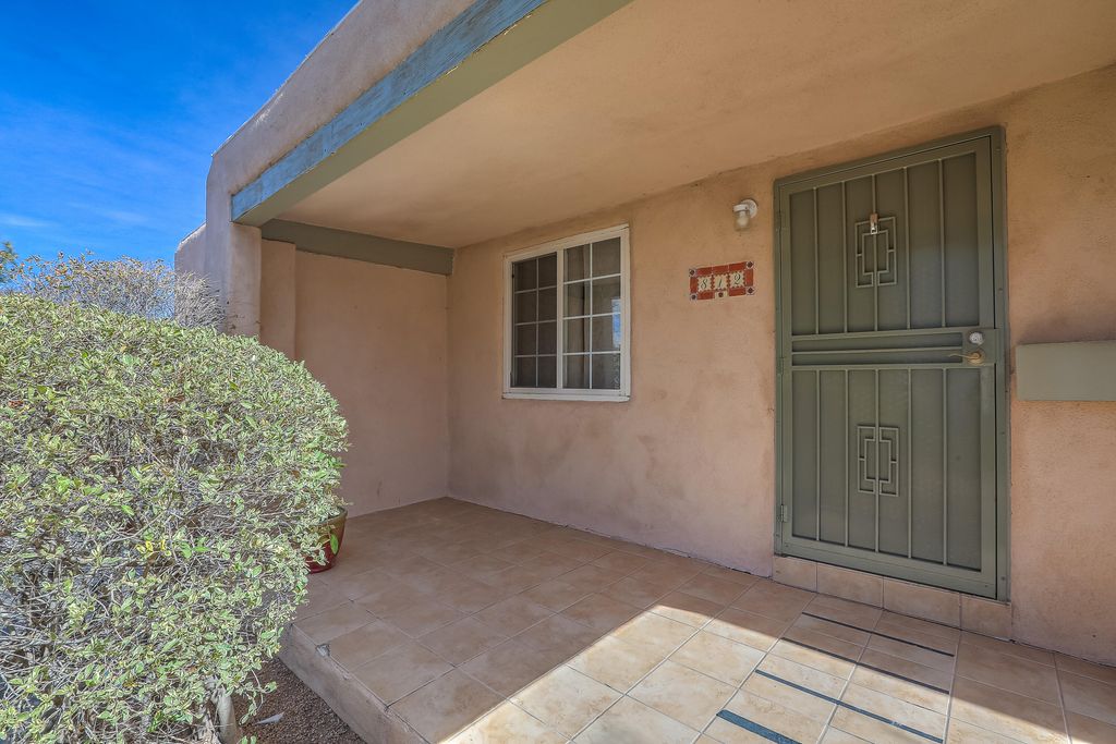 Image 5 of property listing at 812 Vassar Drive SE, Albuquerque, NM 87106