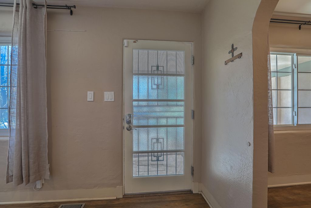 Image 6 of property listing at 812 Vassar Drive SE, Albuquerque, NM 87106