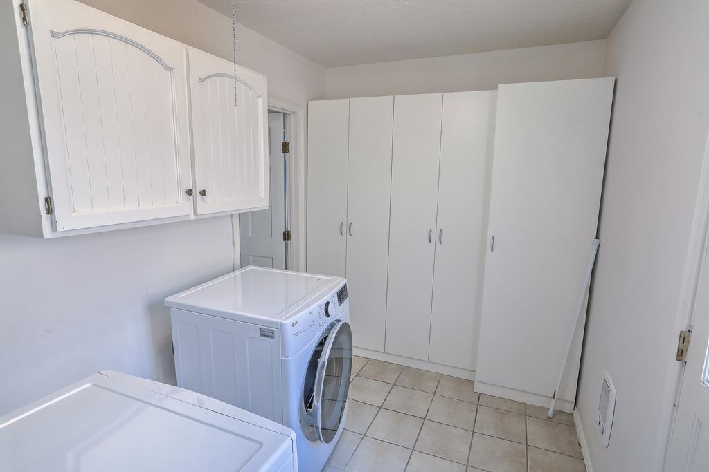 Image 62 of property listing at 812 Vassar Drive SE, Albuquerque, NM 87106