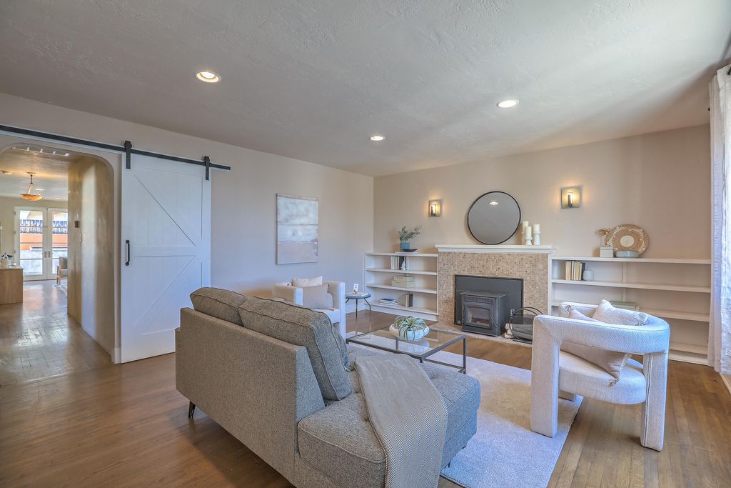 Image 7 of property listing at 812 Vassar Drive SE, Albuquerque, NM 87106