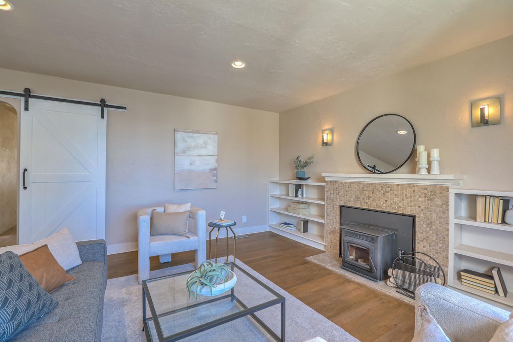 Image 8 of property listing at 812 Vassar Drive SE, Albuquerque, NM 87106