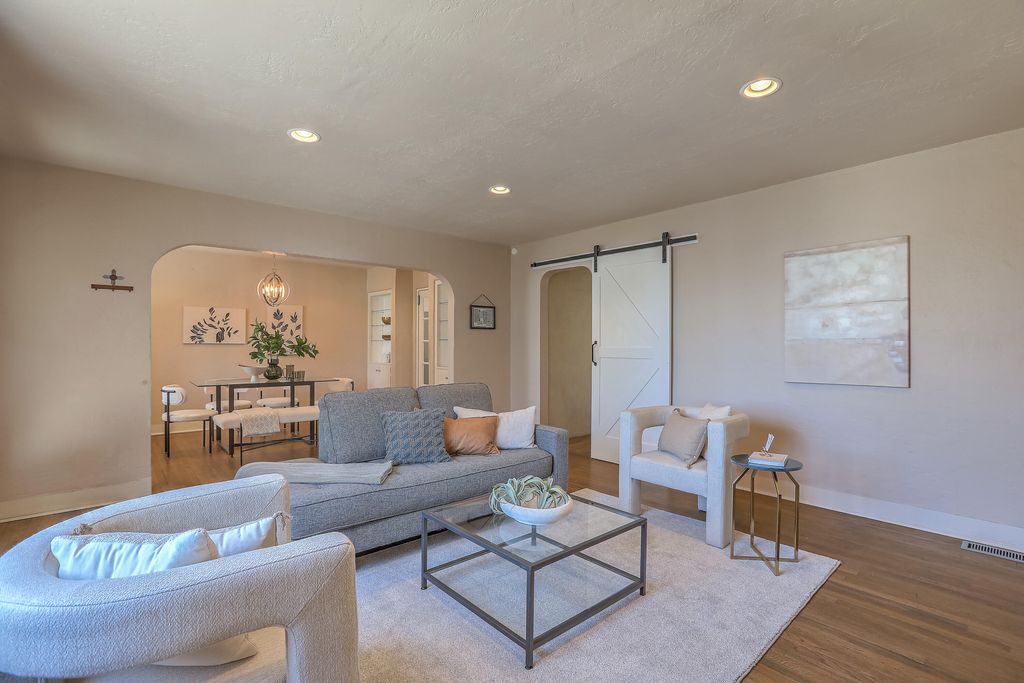 Image 9 of property listing at 812 Vassar Drive SE, Albuquerque, NM 87106