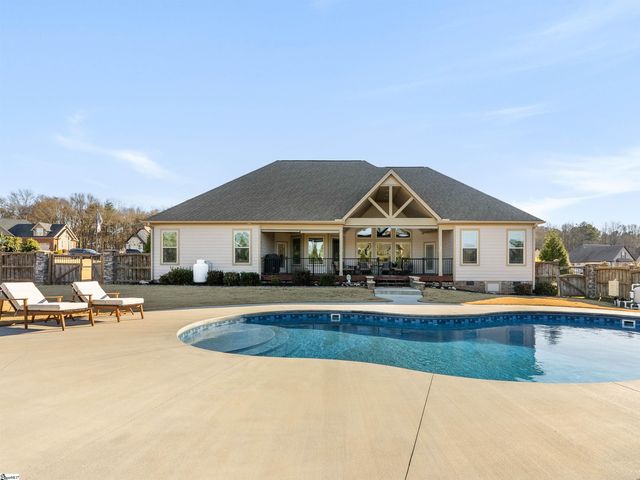 321 La Novia Court, Boiling Springs, SC 29316