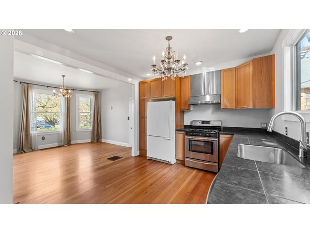 111 N MONROE St, Portland, OR 97227