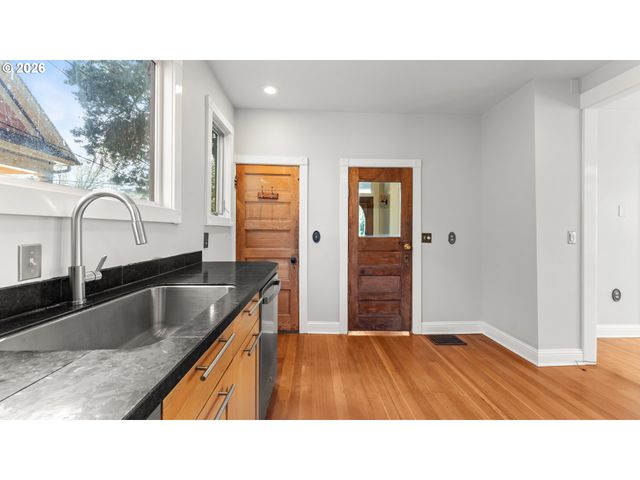 111 N MONROE St, Portland, OR 97227