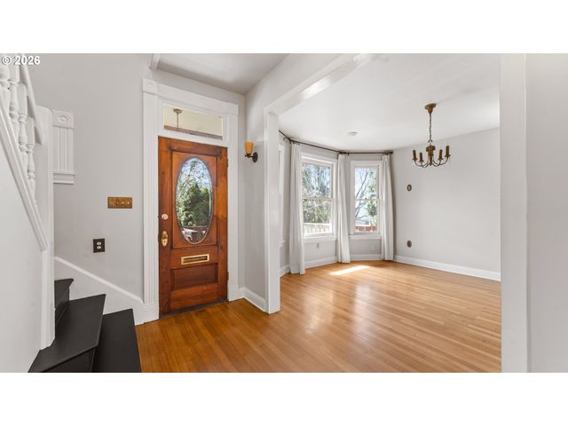 111 N MONROE St, Portland, OR 97227