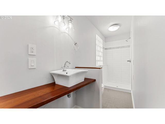 111 N MONROE St, Portland, OR 97227