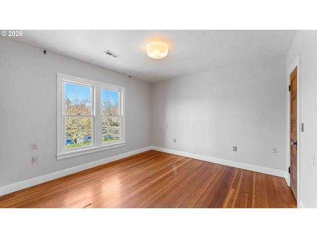 111 N MONROE St, Portland, OR 97227