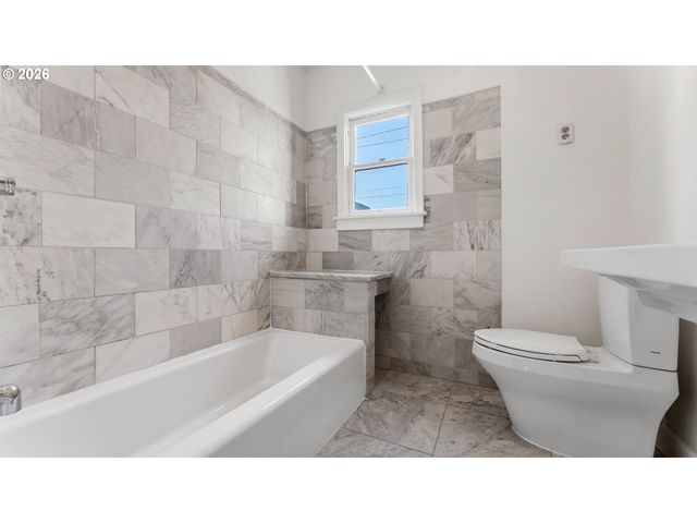 111 N MONROE St, Portland, OR 97227