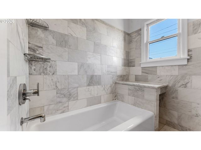 111 N MONROE St, Portland, OR 97227