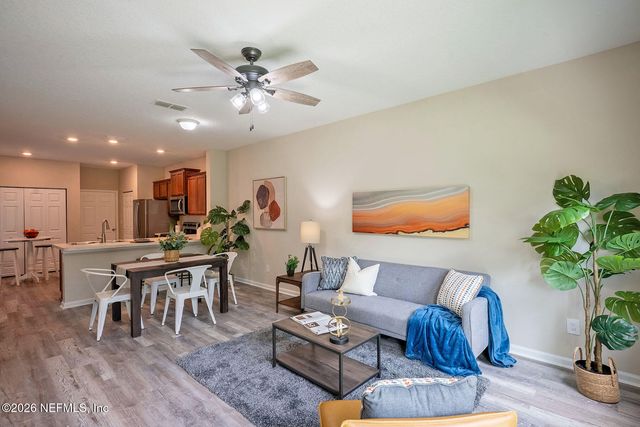 883 CAPITOL Parkway, Jacksonville, FL 32218