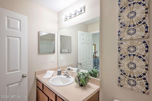 883 CAPITOL Parkway, Jacksonville, FL 32218