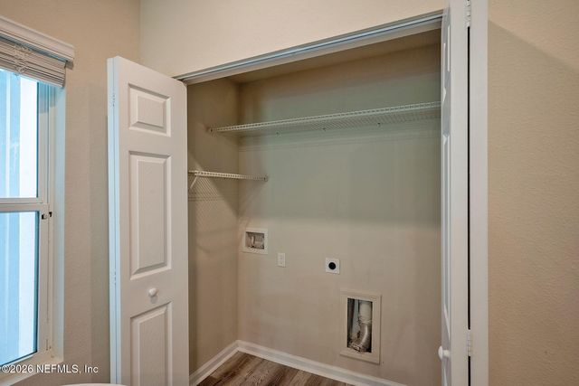 883 CAPITOL Parkway, Jacksonville, FL 32218