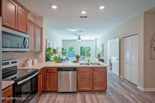 883 CAPITOL Parkway, Jacksonville, FL 32218