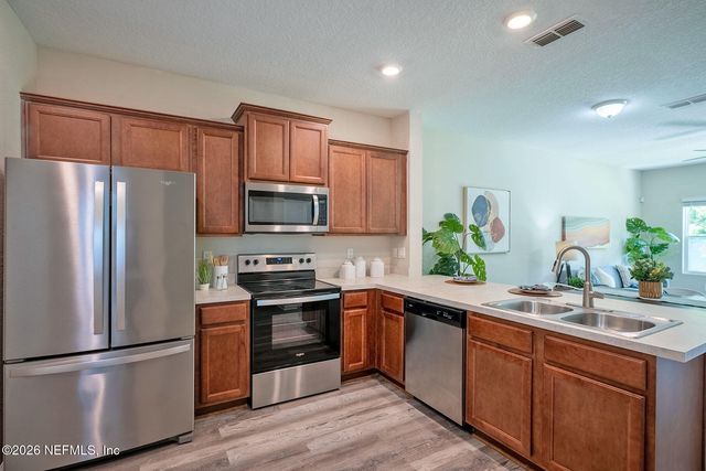883 CAPITOL Parkway, Jacksonville, FL 32218
