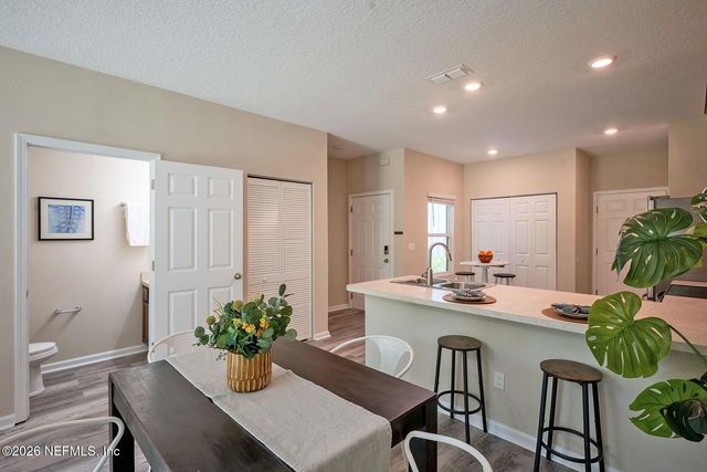 883 CAPITOL Parkway, Jacksonville, FL 32218