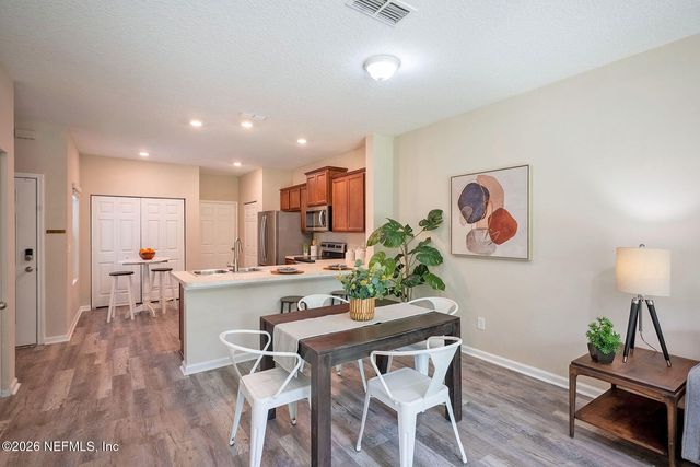 883 CAPITOL Parkway, Jacksonville, FL 32218