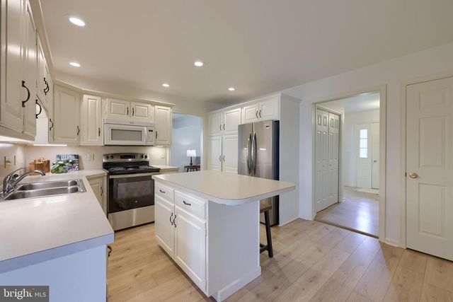 1 BROOKWOOD DR, Lititz, PA 17543