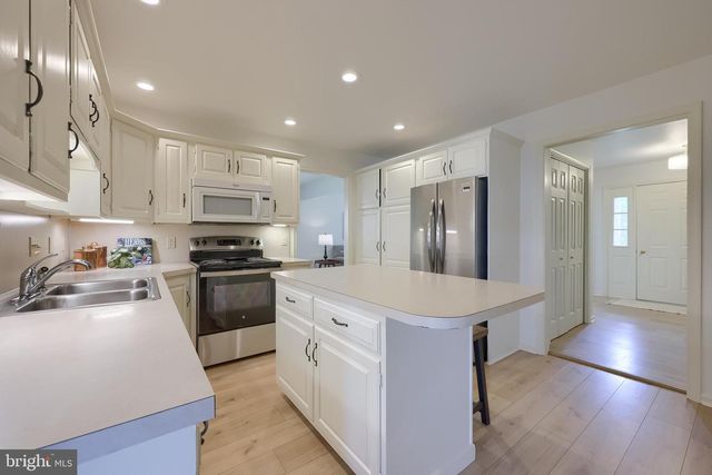 1 BROOKWOOD DR, Lititz, PA 17543