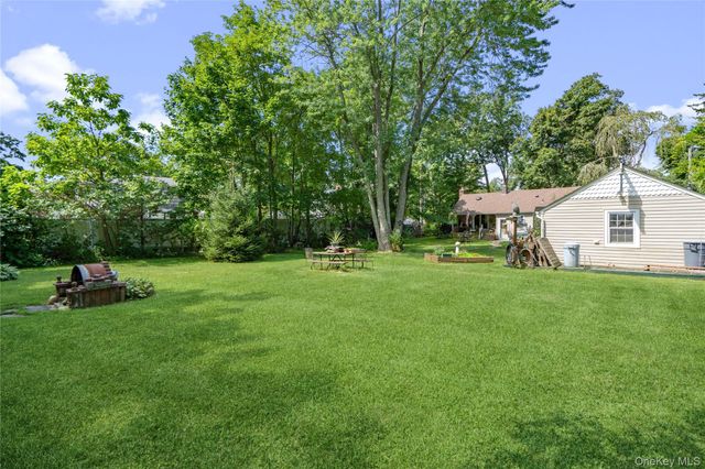 34 Melville Road, Huntington Station, NY 11746