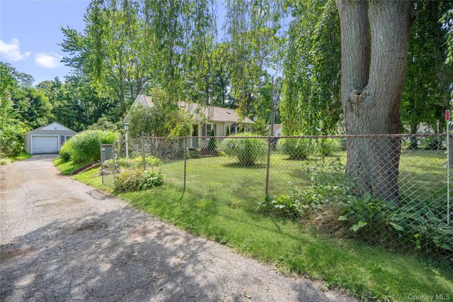 34 Melville Road, Huntington Station, NY 11746