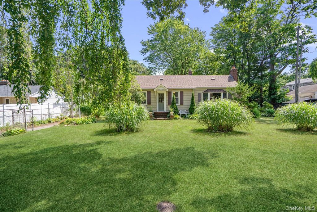 34 Melville Road, Huntington Station, NY 11746