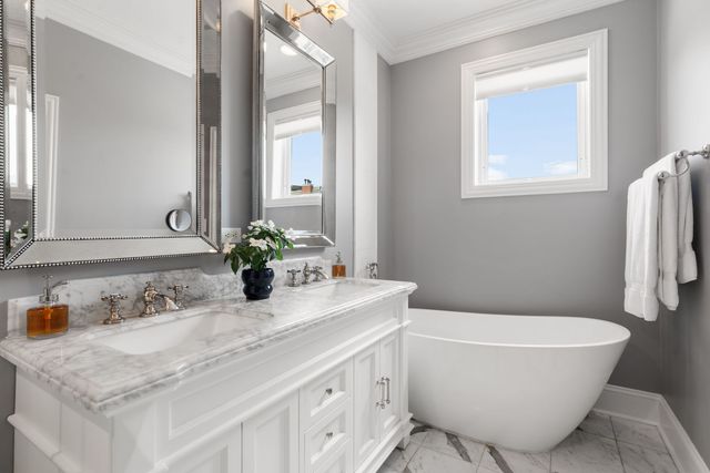 744 W Belmont Avenue 2F, Chicago, IL 60657