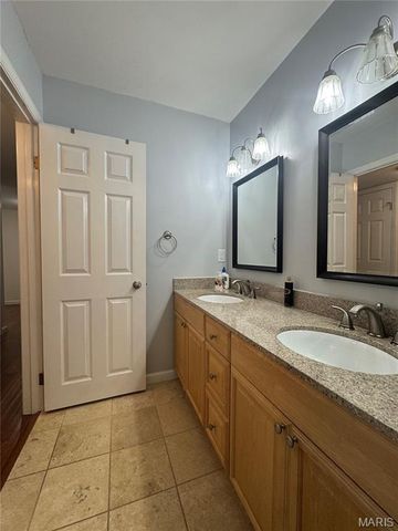 809 N Hanley Road C, St Louis, MO 63130