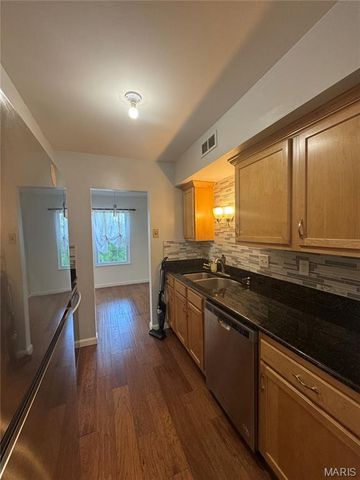 809 N Hanley Road C, St Louis, MO 63130