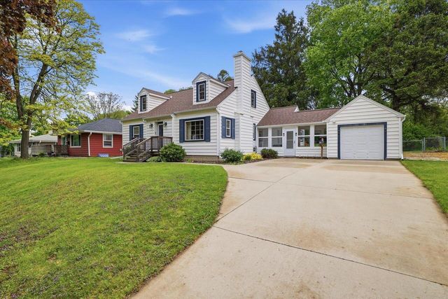 1311 Garfield AVENUE, Waukesha, WI 53186