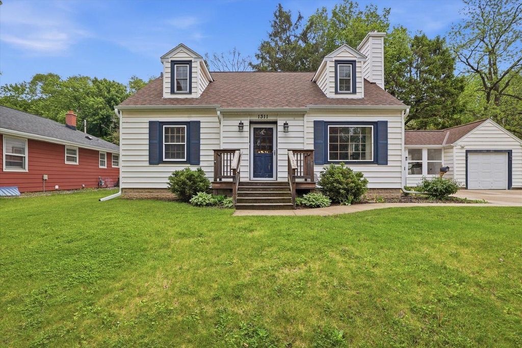 1311 Garfield AVENUE, Waukesha, WI 53186
