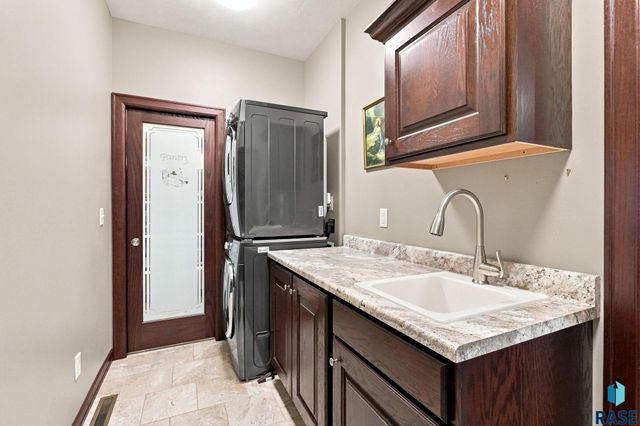 7304 E Donnelly Dr Drive, Sioux Falls, SD 57110