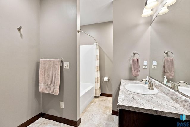 7304 E Donnelly Dr Drive, Sioux Falls, SD 57110