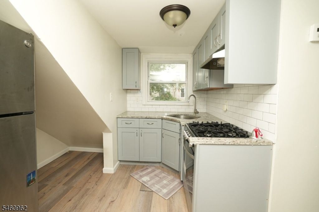 31 Bayside Ter, Jersey City, NJ 07305 — photo 4