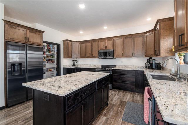 901 CLOVER COURT, Menasha, WI 54952