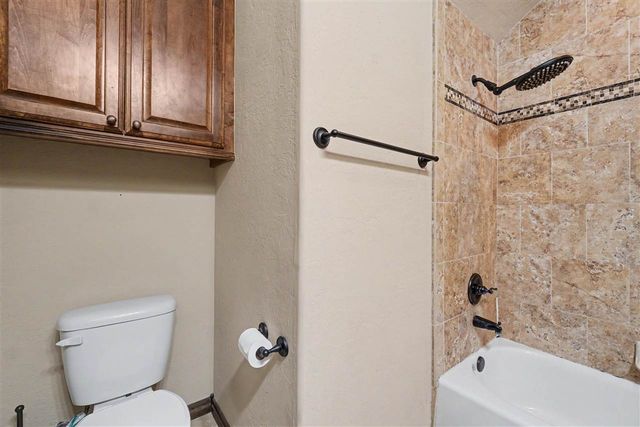 2605 SW 68th St, Lawton, OK 73505