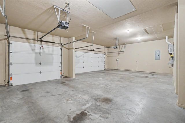 2605 SW 68th St, Lawton, OK 73505