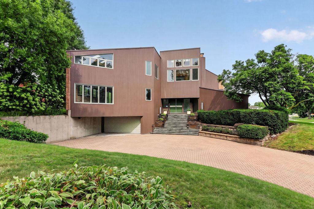 42 Royal Vale Drive, Oak Brook, IL 60523 — exterior