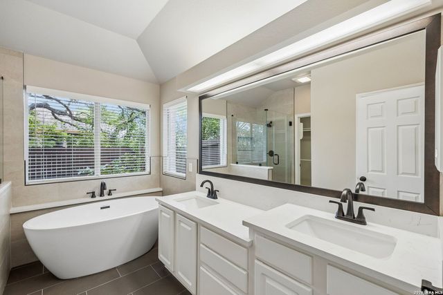 1784 OAK FOREST DR, New Braunfels, TX 78132