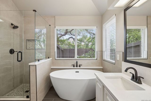 1784 OAK FOREST DR, New Braunfels, TX 78132