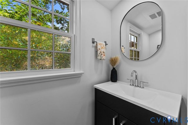 2204 E Broad St, Richmond, VA 23223