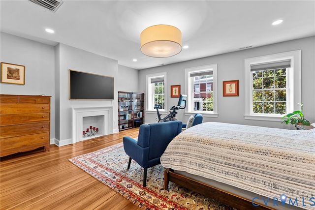 2204 E Broad St, Richmond, VA 23223