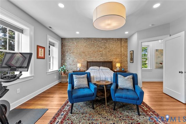 2204 E Broad St, Richmond, VA 23223