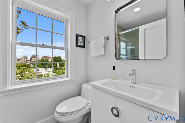 2204 E Broad St, Richmond, VA 23223