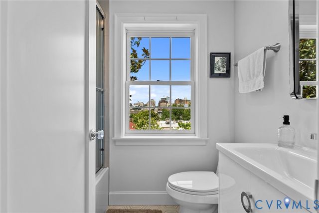 2204 E Broad St, Richmond, VA 23223