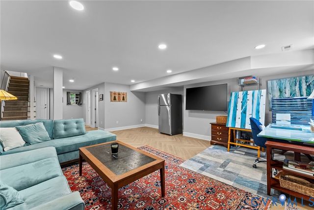 2204 E Broad St, Richmond, VA 23223