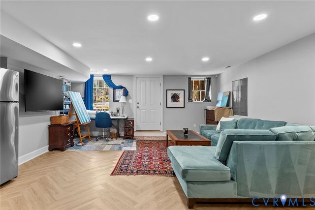 2204 E Broad St, Richmond, VA 23223