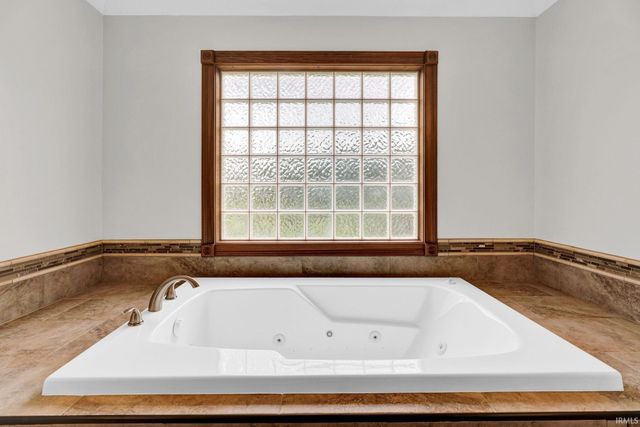 5324 Waterstone Drive, Mount Vernon, IN 47620