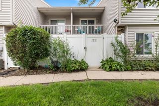 17 Fernwood Drive E, Bolingbrook, IL 60440